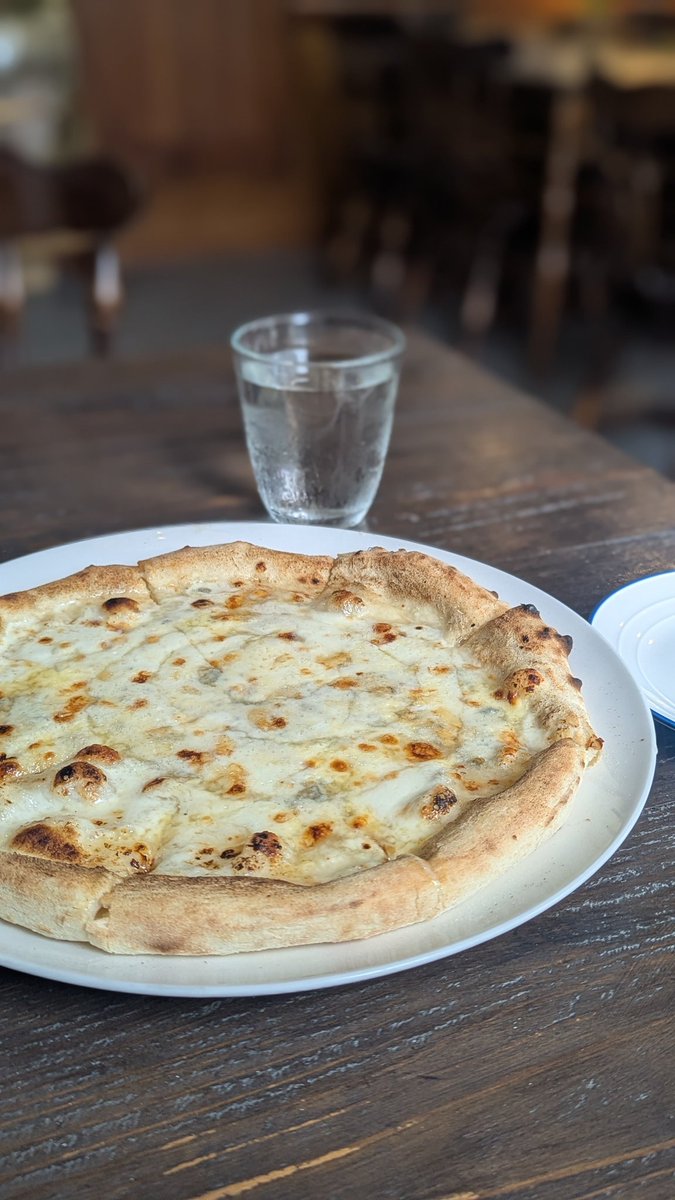 SHOCHO315's tweet photo. チーズにはちみつ🧀🐝🍯
ひとりで頑張って食べれる量🍕
#ClassicBlue https://t.co/hcmg7qgoom