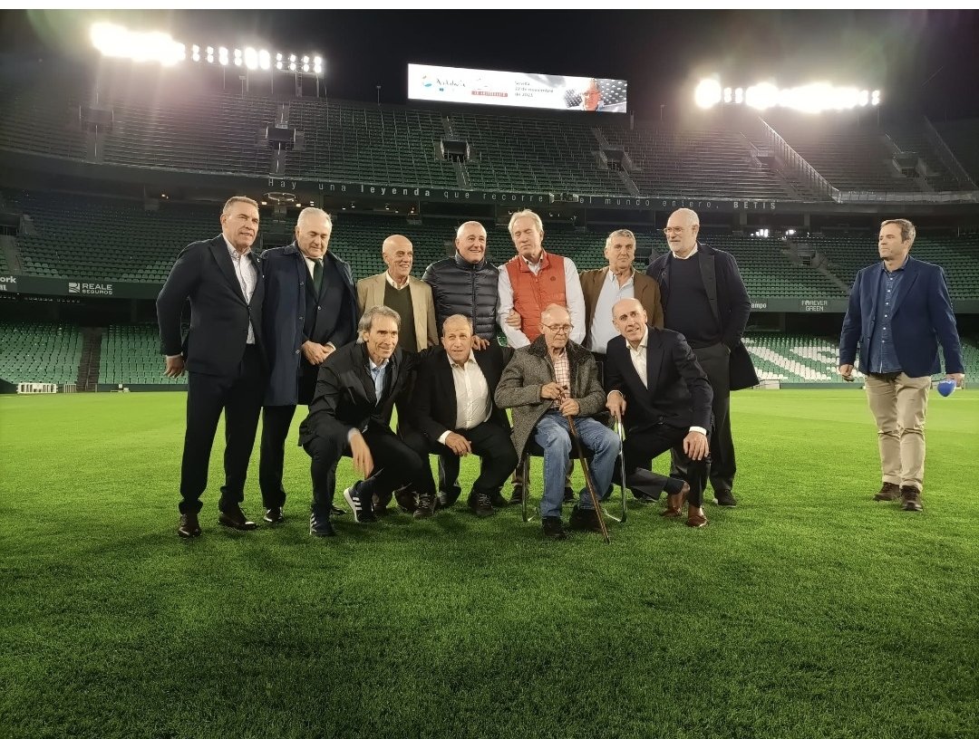 🥹Adiós José Ángel de la Casa, Maestro!! Todo lo q soy profesionalmente te lo debo a ti. Nunca podré devolverte todo lo q me diste. Agradecido siempre!!! No solo fuiste "Señor, gol de Señor" fuiste mucho más", como te dijimos aquel día de diciembre del 23 en el VillaMarín