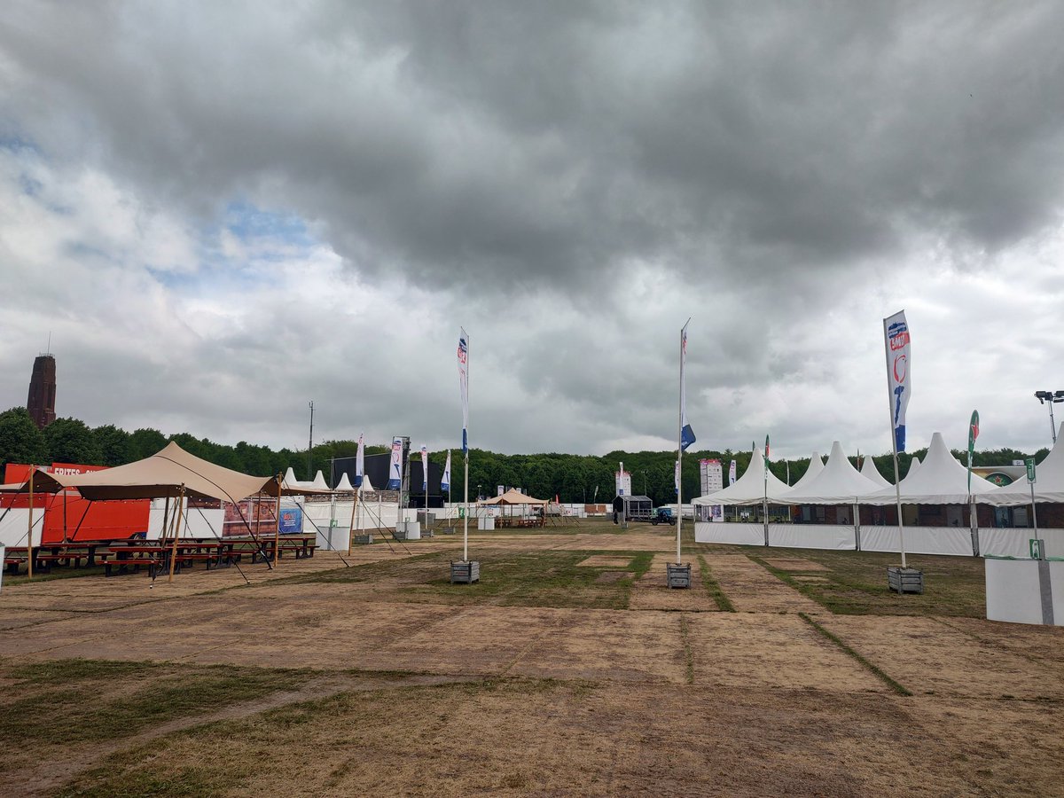 Straks gaan we van start met Bevrijdingsfestival Den Haag 2025! De zon begint al door te komen en de soundchecks zijn al begonnen. Trek een extra vestje aan vandaag om je warm te houden of spring genoeg tijdens de geweldige acts. Tot straks!

#bevrijdingsfestival #bevrijdingsdag