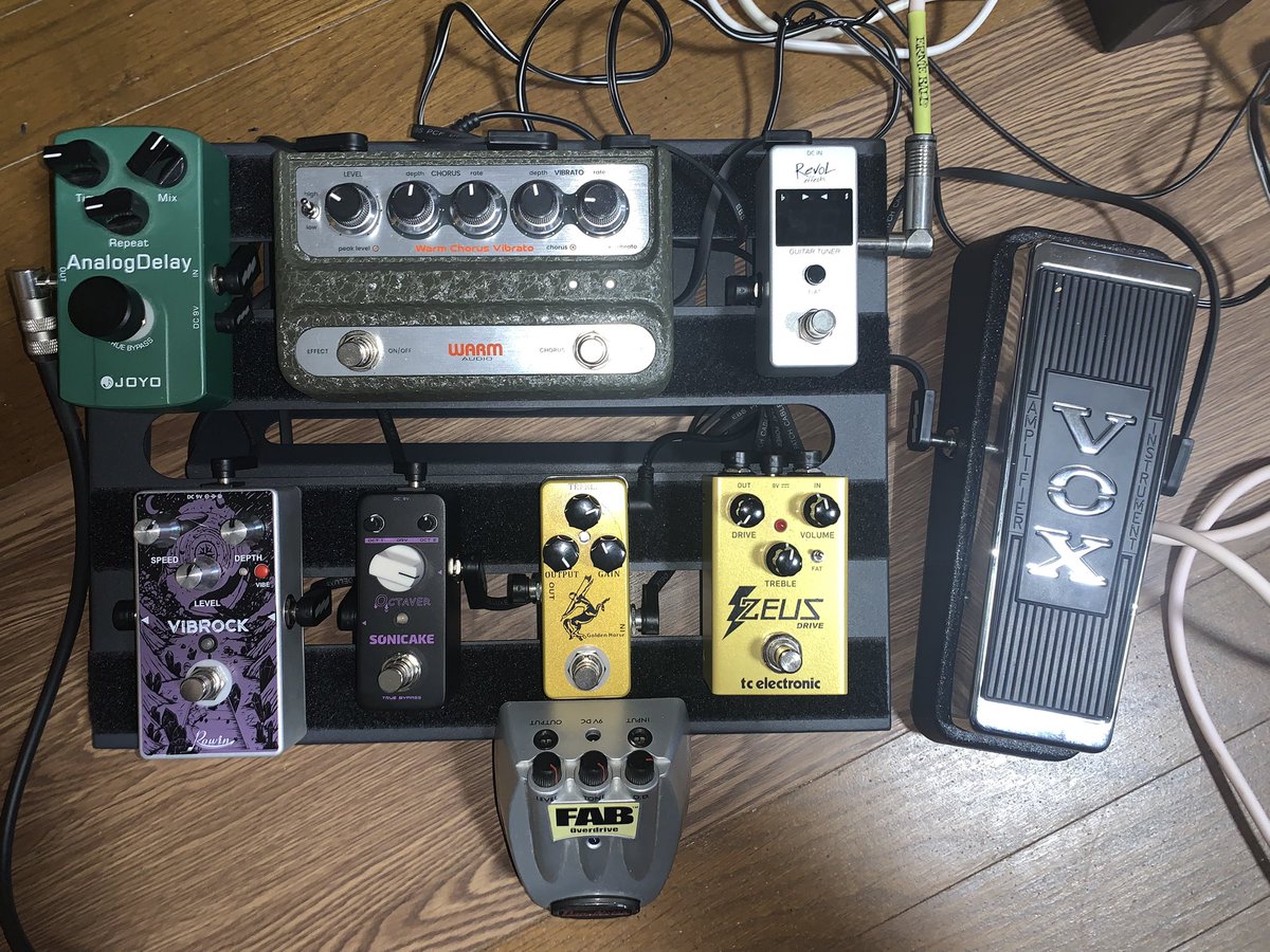 s_watabedesu's tweet photo. #BOSS と言うだけで、、、
チューナー変えました
オーバードライブ、ダンエレもいいな
泥臭くていいんですヨ
並び順も #REVOLeffects → #tcelectronic → #MOSKY → #VOX → #SONICAKE → #Rowin → #WARMAUDIO → #JOYO
に変更 https://t.co/yQwkZcdr66