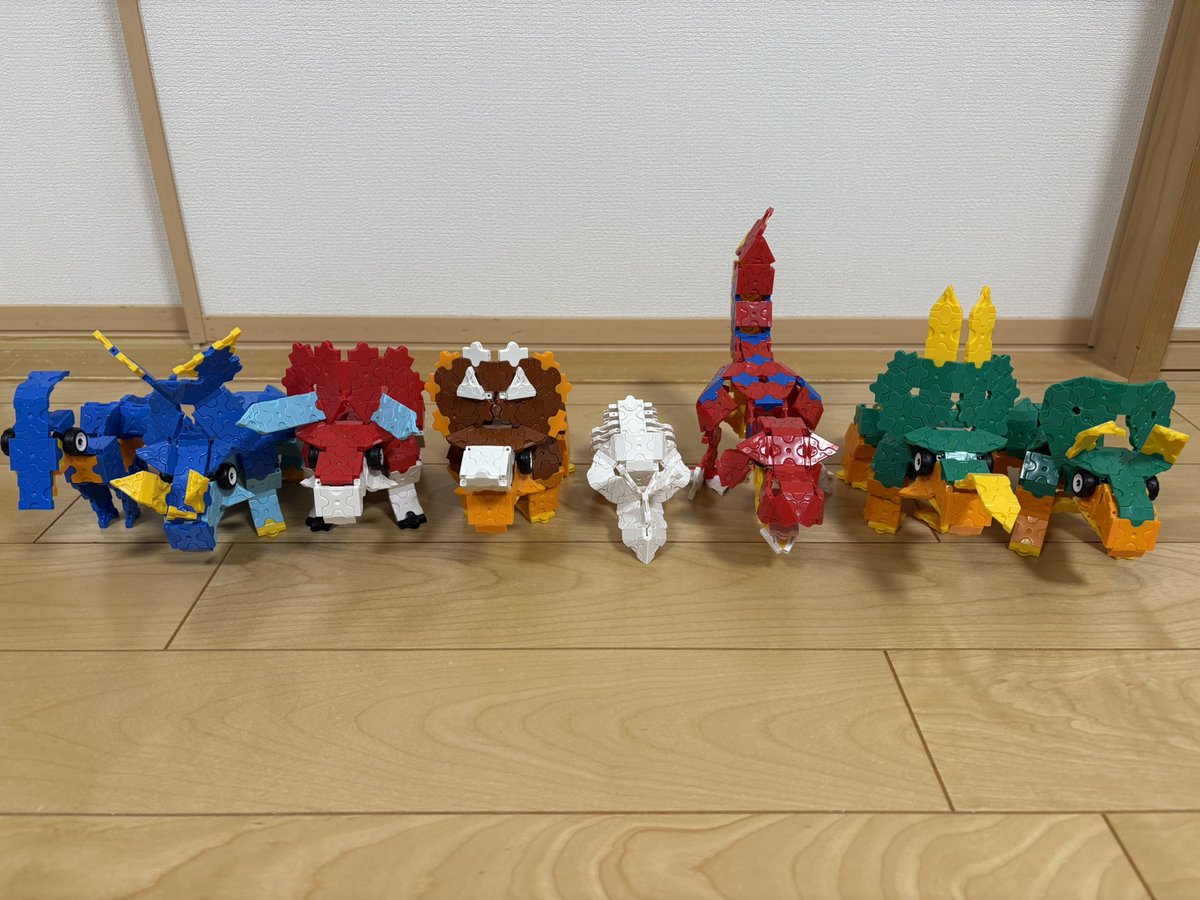 inaba10bagger's tweet photo. ニックネーム：恐竜好きの猫タイトル：恐竜王国年齢：11歳
恐竜の種類(左から順に)
ペンタケラトプス、パラサウロロフス、
コアフイラケラトプス、セントロサウルス、
骨、ティラノサウルス、ズニケラトプス、
エイニオサウルス @LaQbl  #LaQ芸術祭2025春の陣商品アレンジ https://t.co/G99hijSqGl