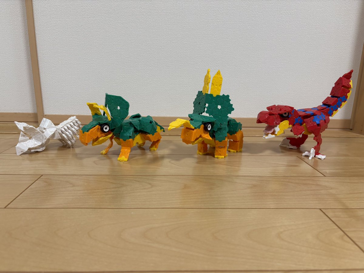 inaba10bagger's tweet photo. ニックネーム：恐竜好きの猫タイトル：恐竜王国年齢：11歳
恐竜の種類(左から順に)
ペンタケラトプス、パラサウロロフス、
コアフイラケラトプス、セントロサウルス、
骨、ティラノサウルス、ズニケラトプス、
エイニオサウルス @LaQbl  #LaQ芸術祭2025春の陣商品アレンジ https://t.co/G99hijSqGl
