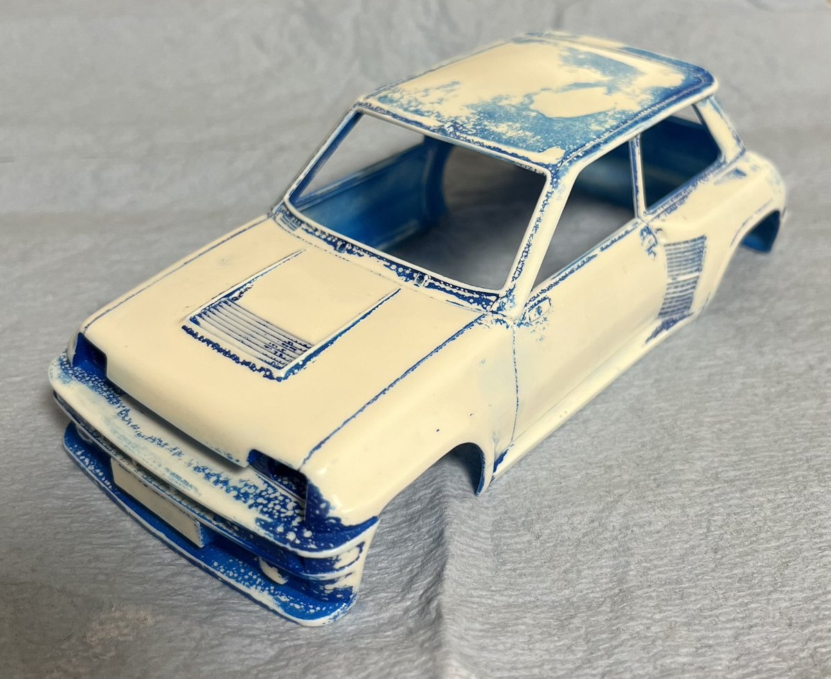 タミヤ　ルノー5ターボ　ボディ塗装したらマステにサーフェイサーごと持ってかれてしまい塗装剥がし中。ショボーン😢
食いつきの良いサーフェイサー、どんなのがおすすめですかね？