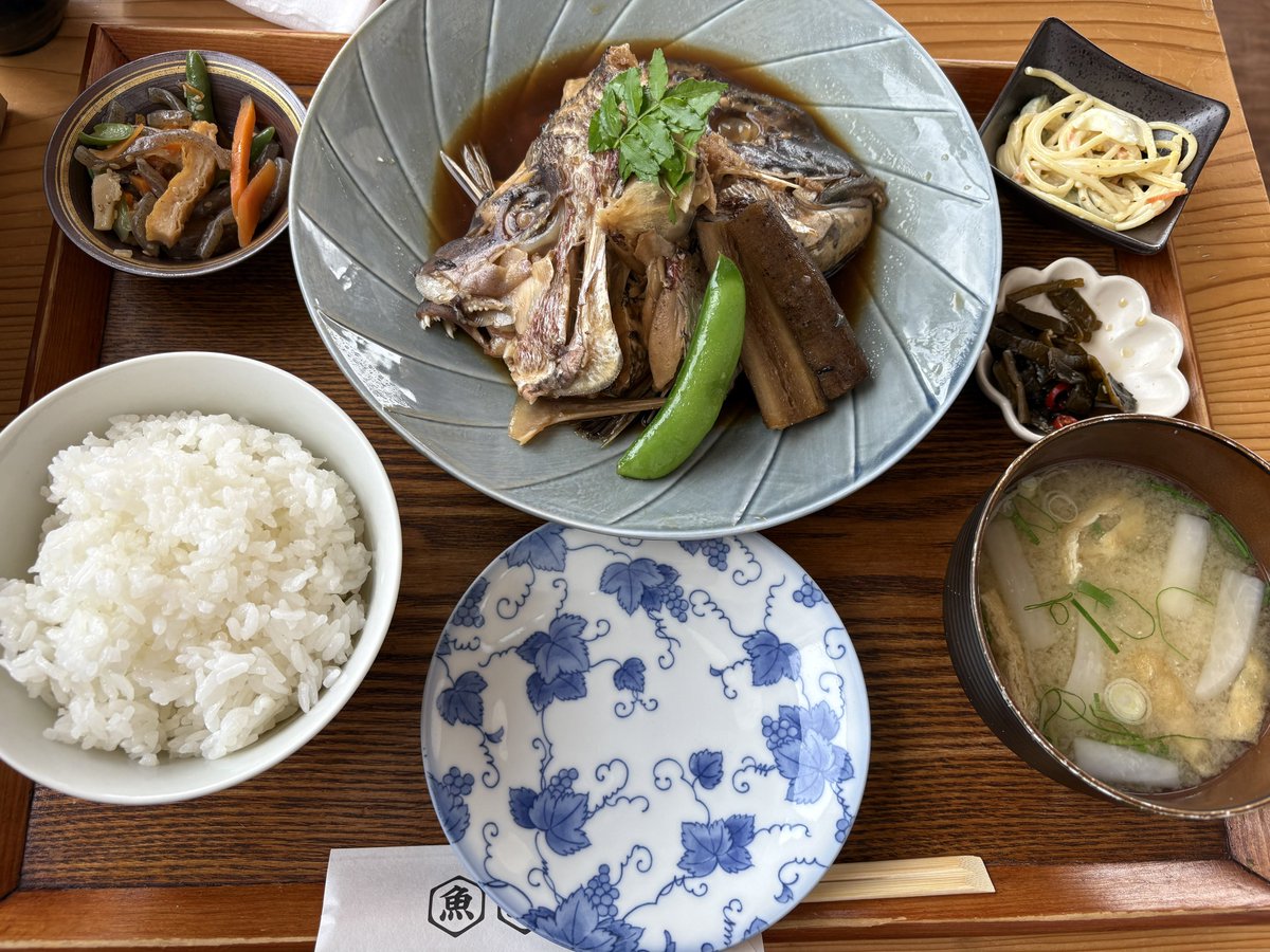 Red_Funk_194607's tweet photo. 平戸で1.5時間待ってお魚食べて
鷹島でアジフライバーガーたゔぇてきた https://t.co/ZOw0ALOtWz
