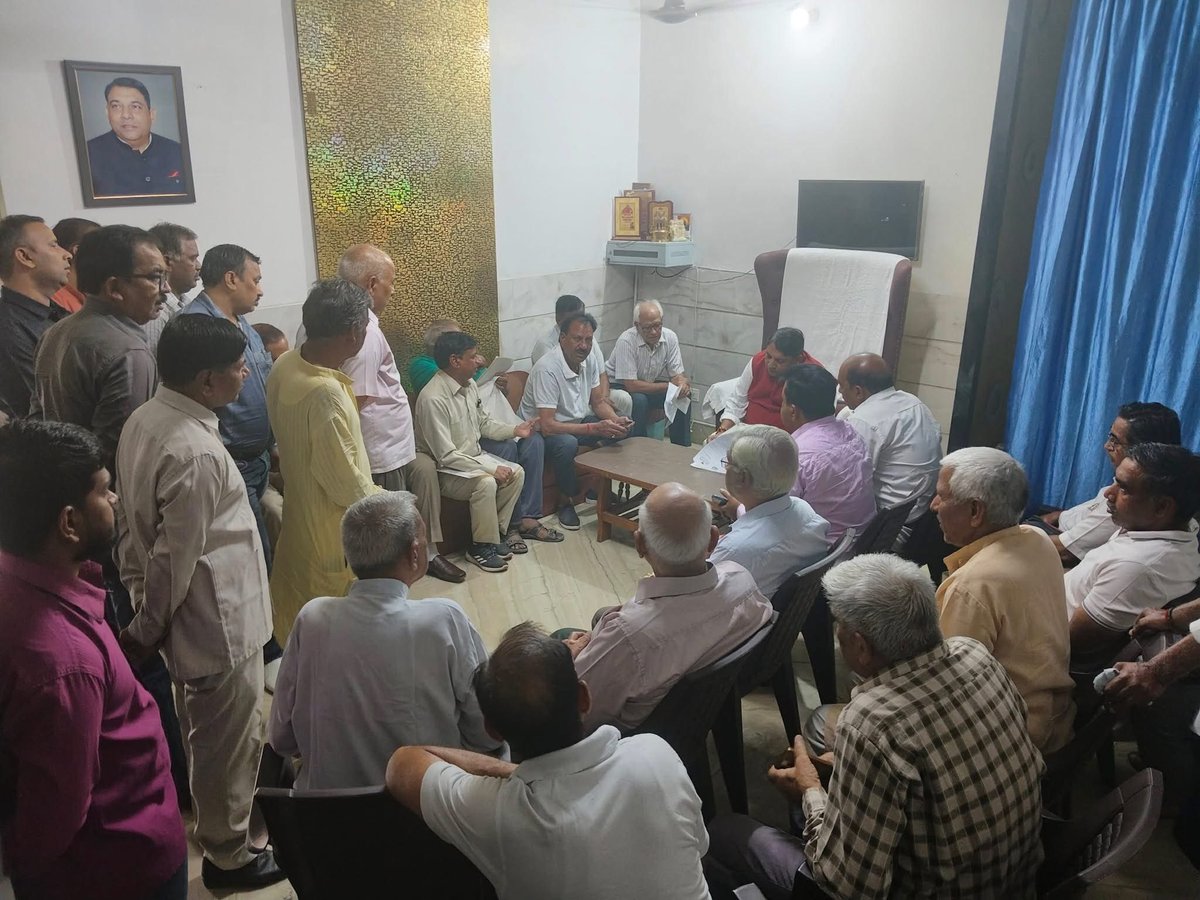 sanjivsharmabjp's tweet image. 🗓️ 05 मई, 2025

आज प्रताप विहार आवास पर अलग-अलग क्षेत्रों से पधारे नागरिकों से संवाद हुआ।

हर एक समस्या को सिर्फ सुना नहीं, समझा भी — और तत्काल कार्रवाई हेतु संबंधित विभागों को आवश्यक निर्देश दिए।

यह सिर्फ जनसुनवाई नहीं,
बल्कि जनता के साथ जुड़ने…….!

#SanjeevSharma #BJP4UP