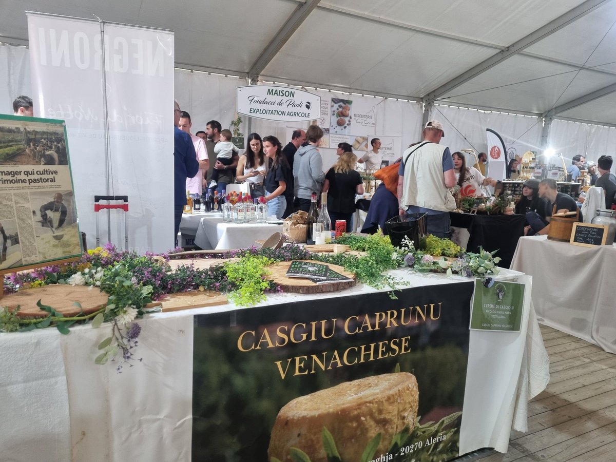 JF_Acquaviva's tweet image. À a Fiera di u Casgiu per sustene l'iniziative assuciative, di i pastori, di l'artigiani è di e strutture agricule  per permette un rinforzu di u pasturismu è d'un sviluppu durevule di territorii di muntagna. U cumitatu @MassifCorse è l'#ODARC @IsulaCorsica sò à fianc'à elli.