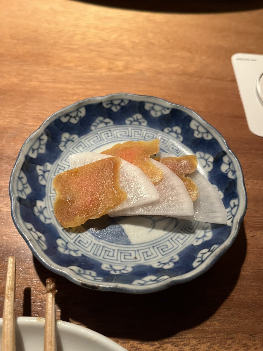 isetta_23's tweet photo. 青山「しかく」。暗い。ゴマ鯖、からすみ代行、しらすといくらの土鍋ごはん、鯛ちくわの磯辺揚げ。 https://t.co/0SxsnFOuYF