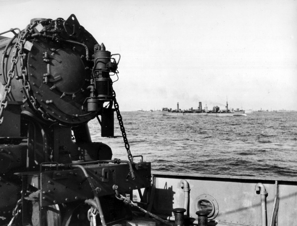 RailwayMagazine's tweet image. We commemorate VE Day 80 with a fascinating firsthand account from the captain of a cargo vessel that was torpedoed while crossing the Atlantic in 1943 with a batch of S160 locos aboard. The May issue is out on Wednesday #VEDay #VEDay80