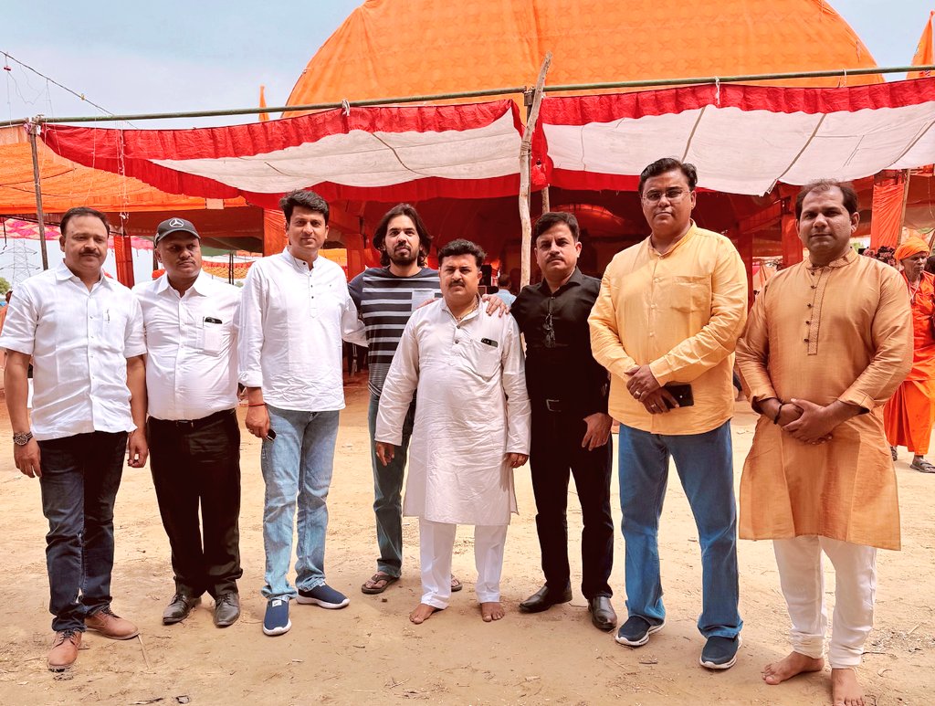 आज जनपद फिरोजाबाद के ग्राम एलेमपुर में प्रिय भाई धर्मेंद्र पांडे जी के स्नेहिल आमंत्रण पर मित्रों सहित श्री राम कथा में सम्मिलित होकर प्रभु श्री राम का आशीर्वाद लिया और प्रसाद ग्रहण किया।
जय श्री राम।।