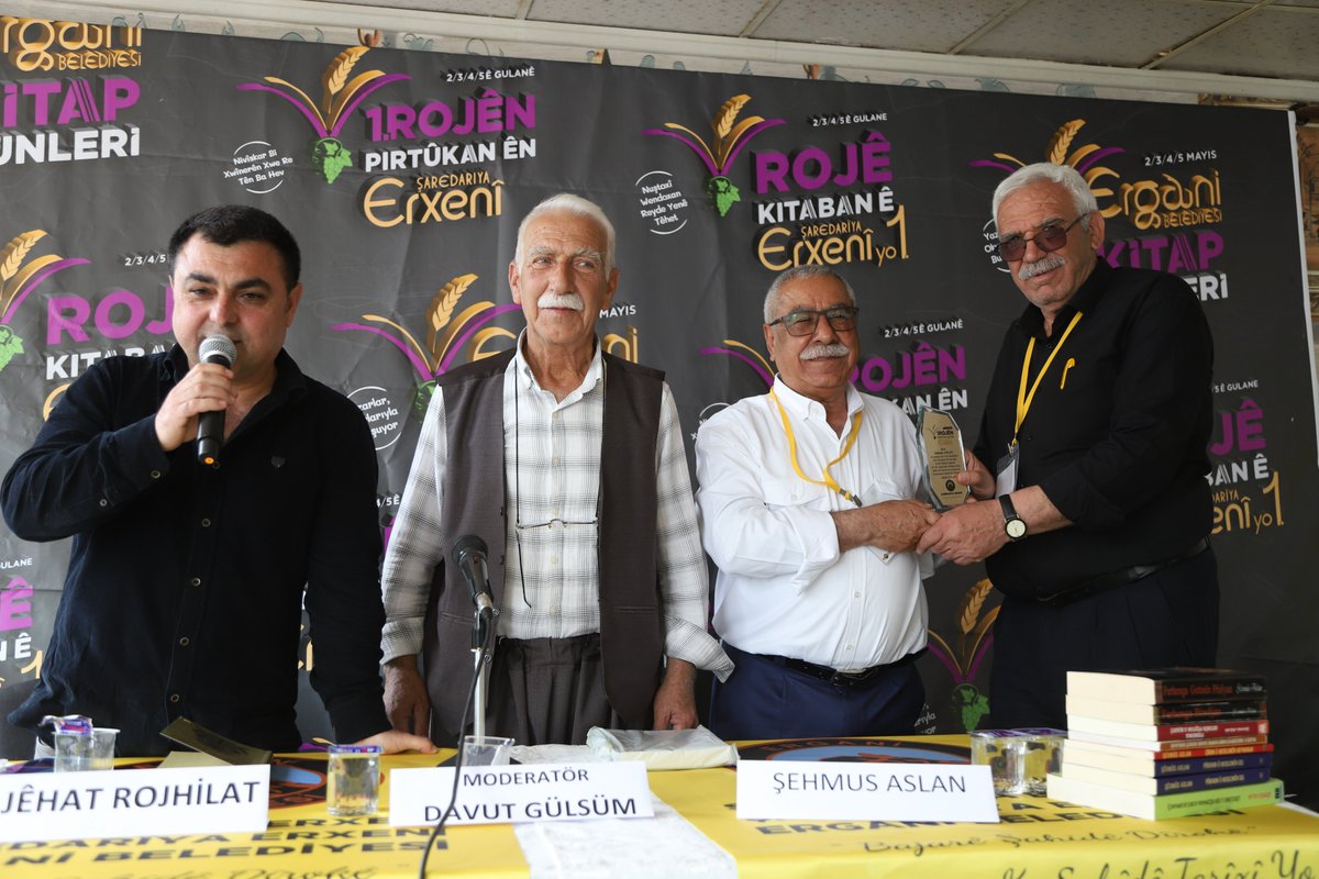 📚Kitap Günleri etkinlikleri kapsamında eğitimci, dil araştırmacısı ve yazar Şehmus Aslan ve Jêhat Rojhilat, dil araştırmacısı Davut Gülsüm moderatörlüğünde “Di Çand û Zargotina Kurdan de Cihê Erxeniyê” üzerine bir söyleşi gerçekleştirdiler.

<a href="/erganikitap21/">ErganiKitapGünleri</a>