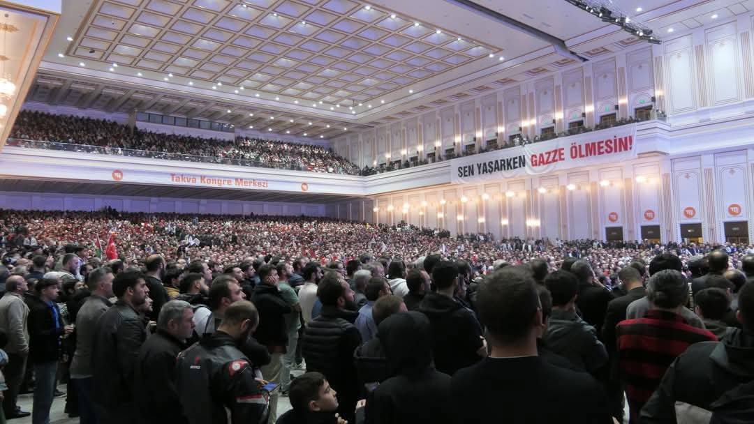 hak_eren_'s tweet photo. Allah'a hamdolsun ki Büyük GAZZE Konferansını tıpkı adı gibi büyük ve coşkulu bir katılım ile gerçekleştirdik. 

Sözün muhatabına söylenmesini istemeyenler, konferansın yapılmasına gayri resmi yollardan başvurdukları pek çok yöntem ile mani olmaya çalıştılar. Bu gayri hukuki, resmi ve ahlaki baskıları aşmak için birçok görüşme yaptık. Özellikle bir şube müdürü "Bu konferansın yapılması yüzde sıfır ihtimal bile değil, sıfırın altına anlıyor musun?" demişti. 

Halbuki iman edenler için muhakkak bir ihtimal her daim vardır ve o da Allah'ın yardımıdır.

"Allah size yardım ederse, sizi yenecek yoktur. Eğer sizi yardımsız bırakırsa, ondan sonra size kim yardım edebilir? Mü’minler, ancak Allah’a tevekkül etsinler." [Âli İmran 160]

Bu vesile ile ilk önce bizleri kırmayıp konferansa iştirak eden, sunumları ile azmimizi bileyen çok değerli Âlimlerimize ve Hocalarımıza...

Ankara'dan ve farklı şehirlerden davetimize icabet eden Milletvekillerine, Siyasi Parti ve STK Temsilcilerine,  gazeteci ve yazarlara, bürokrat ve akademisyenlere ve İslami camiadan pek çok Hoca'ya...

Salonun dolup taşmasını sağlayan, hatta aşırı kalabalıktan dolayı salona giriş yapmadan dönmek zorunda kalan ve kalbi Gazze ile atan binlerce Ankaralı Müslümana...

Konferansın gerçekleşmesinde emeği geçen, gece gündüz gayret eden tüm kardeşlerime...

Ayrıca konferans salonunun işletmeciliğini yapan ve bu zorlu süreçte Müslümana yakışır bir dirayet gösteren Mustafa Bey ile bahsi geçen herkese teşekkür ediyor ve Allah razı olsun diyorum.

#BüyükGazzeKonferansı