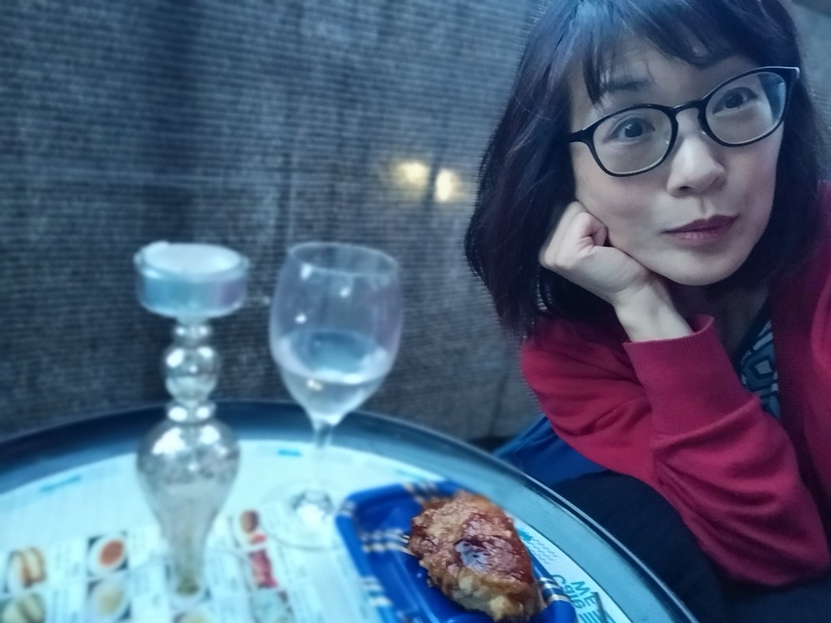 maruoten's tweet photo. そういえば、一人暮らしをはじめたのよ〜😆
バルコニーで、晩酌🌹💕最高❣️ https://t.co/6tHTcMW5y5