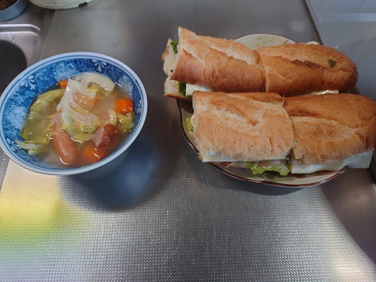 hamarainen's tweet photo. バゲットサンドとポトフ

バゲットはチーズと生ハムメイン

ポトフはコンソメが無かったんで中華スープで作りました https://t.co/ShH3syhjYv