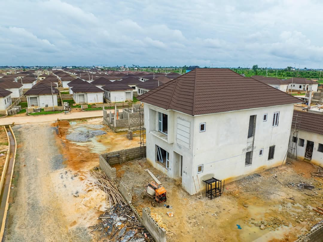Au Nigeria , en seulement 18 mois,  la société TAF de l’entrepreneur Mustapha Njie a réalisé 600 maisons à coûts abordables "affordable house" . 

On peut s’en inspirer et proposer de maisons à nos compatriotes

#Afrique #immobilier #kebetu #civ225 #civ #ci225 #lwili