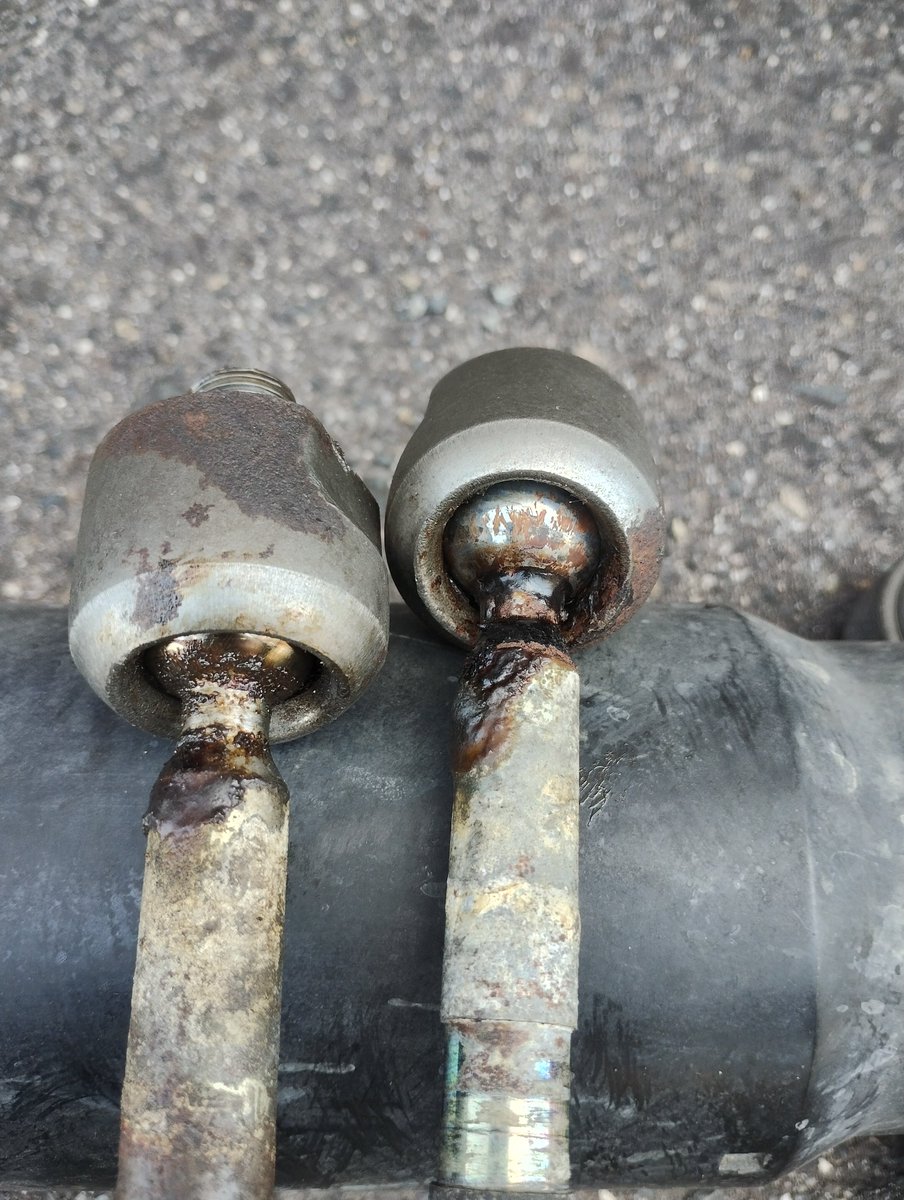 hiroshi_0628's tweet image. 錆と固着まみれの25年前のラックエンドとラックガイド交換調整完了😌ガタツキあったしこれじゃ走行時の挙動に違和感あるの納得😔
amisさんのリジカラやっと付けられたし2時間の走行チェックはアライメント以外問題無し✨
amisさん、ありがとうございました！
大阪へ遊びに行きます🫡
#S2000
#amis