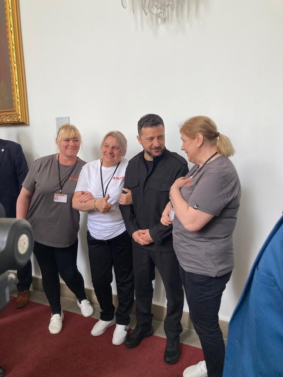 Prezident <a href="/ZelenskyyUa/">Volodymyr Zelenskyy / Володимир Зеленський</a> s ukrajinskými uklízečkami ve sněmovně. 

Můj prezident stojí po boku svého lidu,
je to Člověk s velkým Č. A skutečný vůdce.