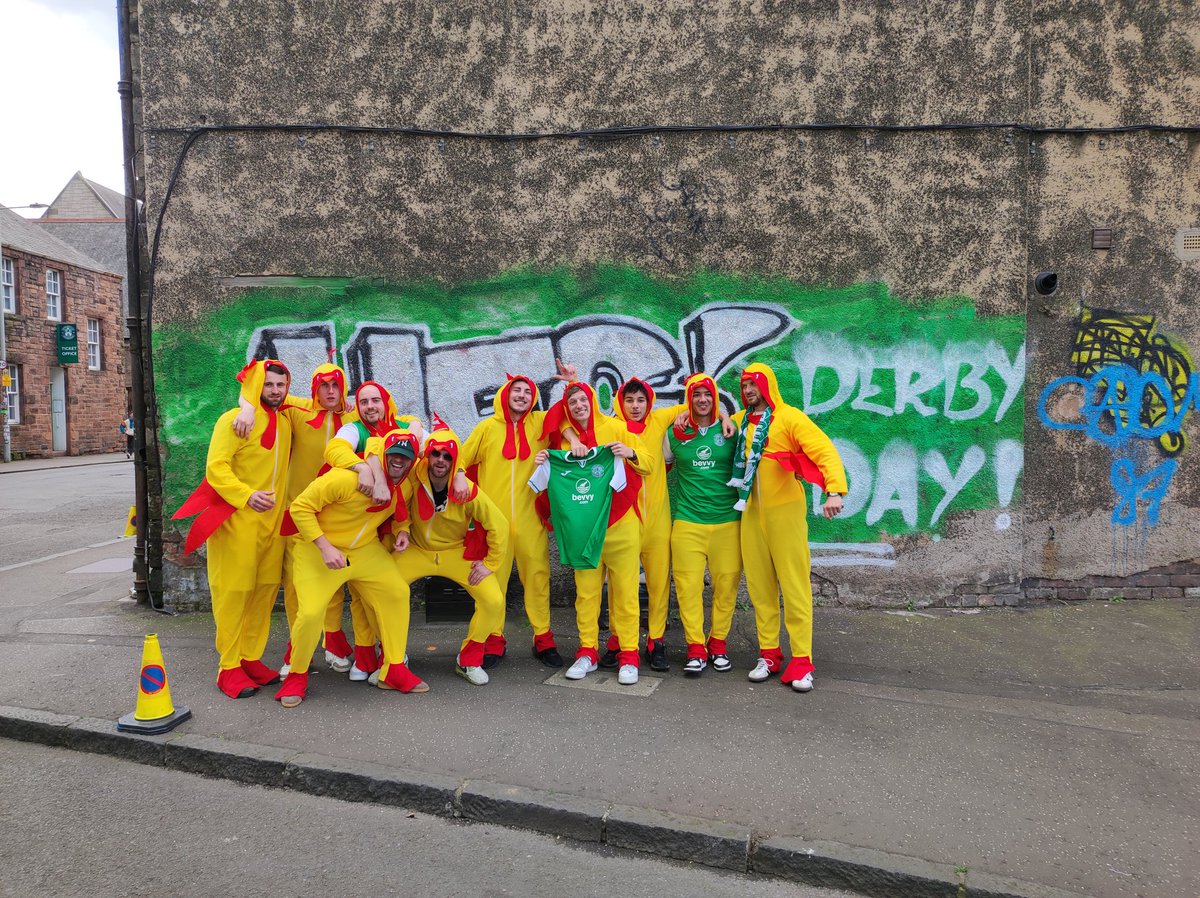 's tweet image. Tour 20025 #edinburgh 

Colonel and his chickens at #easterroad to get behind the @HibernianFC  🟢⚪

#hibernian