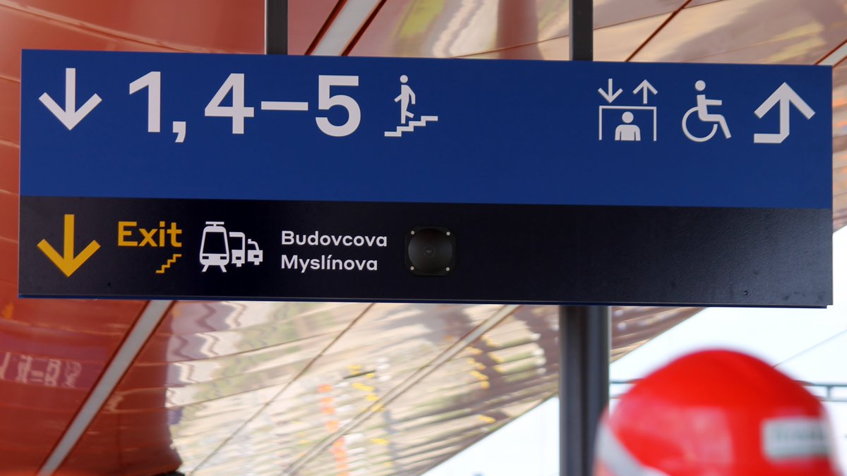 BrnenskyDenik's tweet photo. Nové nádraží a nástupiště v #Brno-#KrPole je první místo v 🇨🇿, kde narazíte na nový design informačních cedulí 👉 https://t.co/V4zRsP4I7c
@Spravazeleznic @ceskedrahy_ @RegioJet https://t.co/uSbgqdCBkO