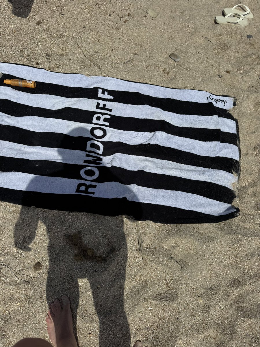 Catovie85's tweet photo. Souvenir de beach 🏖️😎😁 https://t.co/LgZj4hRTWp