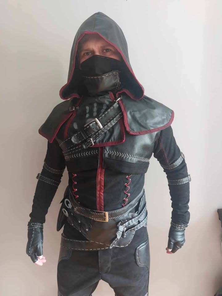 SFrigas's tweet image. The Skyblivion version of the Dark Brotherhood armor got the cosplay treat, courtesy of Arvenscraft. Great work! instagram.com/arvenscraft/ #skyblivion #darkbrotherhood #Oblivion