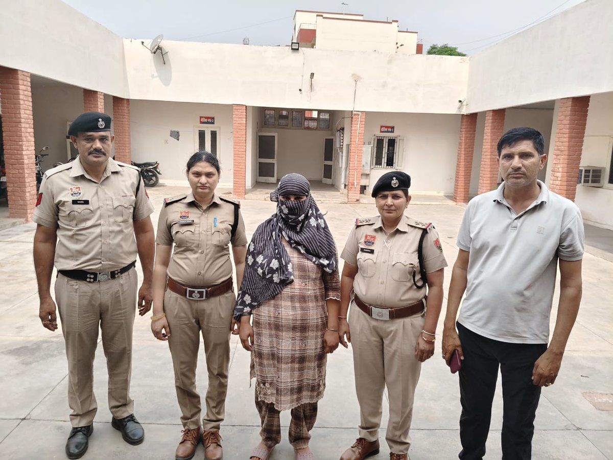 fatehabadpolice's tweet photo. खुद को पुलिस बताने वाली महिला गिरफ्तार ।
पुलिस वर्दी बरामद ।
कोर्ट में पेश कर भेजा जाएगा जेल।
#AlwaysAlert_AlwaysActive
#fatehabadpolice
@DGPHaryana
@police_haryana
@HisarRange https://t.co/uyiUCxbaTB