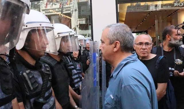 Beden toprağa düşse de,
söz kalır, fikir kalır…
Sırrı Süreyya Önder artık aramızda değil belki,
ama barışa adanmış o güzel ses,
kulaklarımızda çınlamaya devam edecek.
İnceliği, cesareti ve halk için verdiği mücadele
unutulmayacak.
Fikirler ölmez… #SırrıSüreyyaÖnder