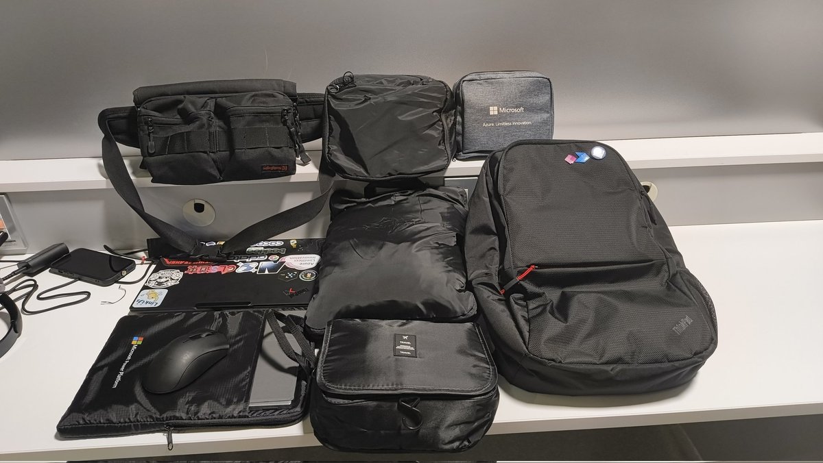 Rinatamu_ITDR's tweet photo. タイ 4泊5日 の荷物がこれ
総重量6.9kg
#ThinkPad のバッグが 500g ぐらいなのにそこそこ入るので、それなりの荷物だけど
#ThinkPadX1 Carbon Gen 13 Aura Edition の驚異的な軽さもあって、モバイルバッテリー2つ入れても、持ち込み重量制限内に収まりました！ https://t.co/aKEsSzLT31