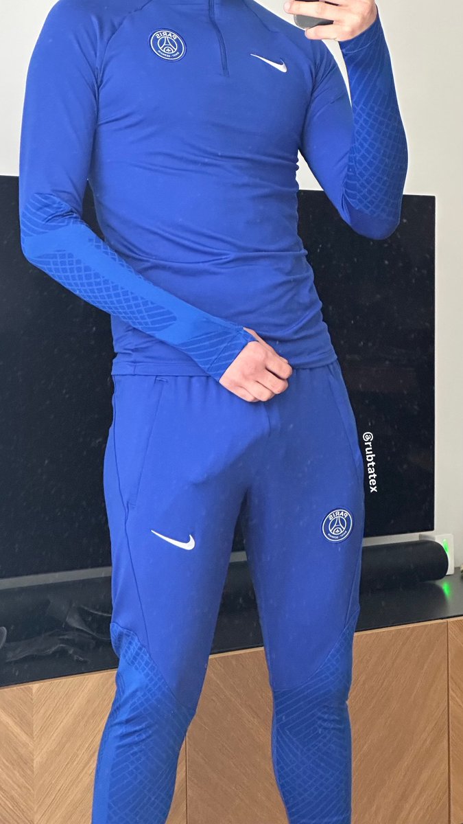 rubtatex's tweet photo. This blue suits me so well, it makes me hornier every time I wear it. 🔵 https://t.co/YZqfCjDFgL