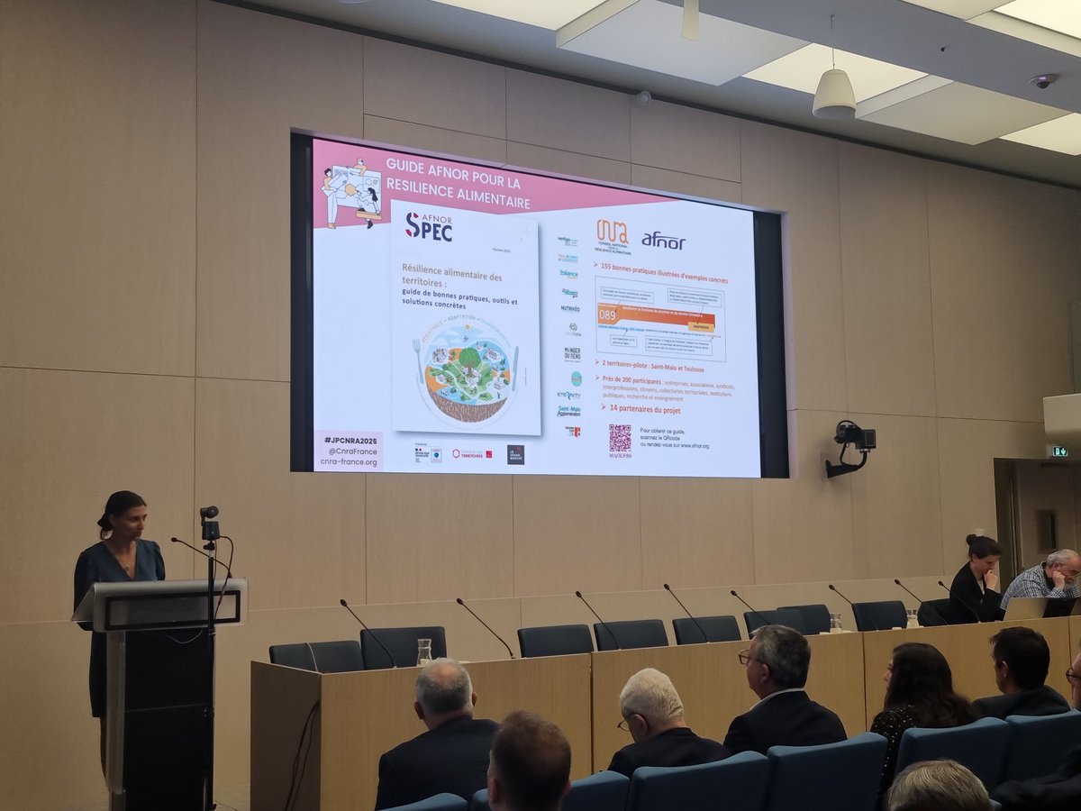 « Dans un monde où l’incertitude est devenue la seule certitude, la résilience alimentaire devient un pilier. »
Sandrine Espeillac (<a href="/AFNOR/">AFNOR</a>) l’a rappelé à la #JPCNRA2025, en présentant deux outils au service des territoires : un guide de bonnes pratiques et une formation dédiée.