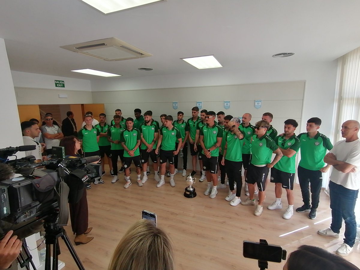 Los campeones, en el Ayuntamiento 🏆

#Torremolinos #somosverdes 💚