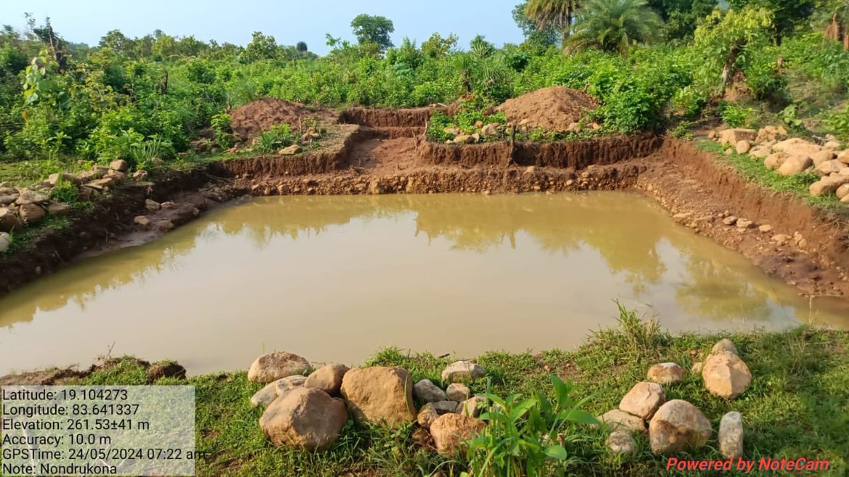 ఆంధ్రప్రదేశ్‌లో ఇప్పటి వరకు 25,000 వ్యవసాయ చెరువులు (ఫారం పాండ్లు) నిర్మించారు.

ఇటీవల పడిన వర్షాల వల్ల అనేక చెరువులు నిండాయి,భూగర్భజల స్థాయిలు పెరగటం మరియు నేల తేమనుమెరుగుపరిచాయి. 

ప్రభుత్వం వేసవిలో రైతులను రక్షించడం లక్ష్యంగా పెట్టుకుంది.వారాలపాటు నీటి భద్రతను నిర్ధారిస్తాయి.