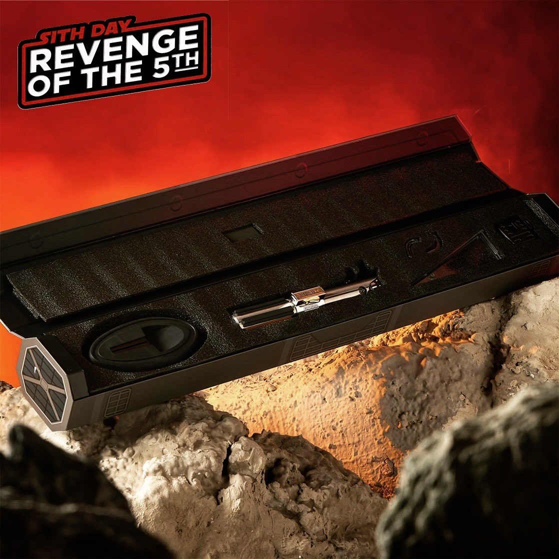 bobafettloot's tweet photo. 🔥 LANZAMIENTO 🔥
Hoy, #MayThe5th, con motivo del #SithDay, @DisneyStoreES nos sorprende a los fans de #StarWars con el lanzamiento del sable de luz de #AnakinSkywalker que incluye una función que cambia el color de la hoja de azul a rojo.
Más info:
👉 https://t.co/p806H6aCA4 https://t.co/DsFIgqGd0l
