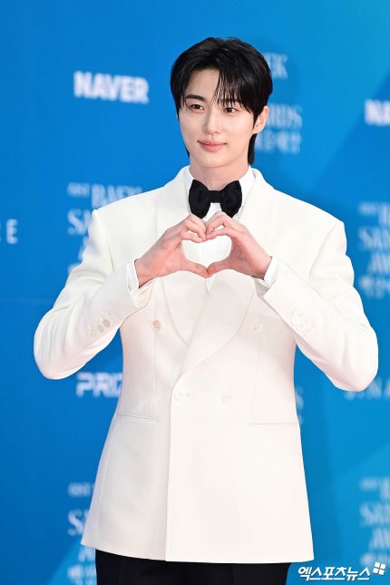 omownm2's tweet image. 오늘 백상 변우석 얼굴주사위 666666....