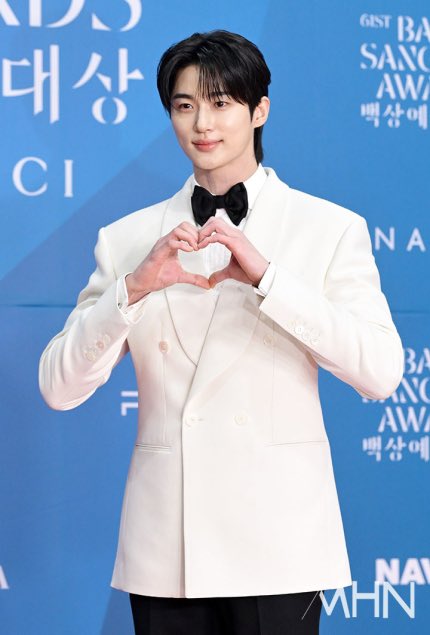 omownm2's tweet image. 오늘 백상 변우석 얼굴주사위 666666....