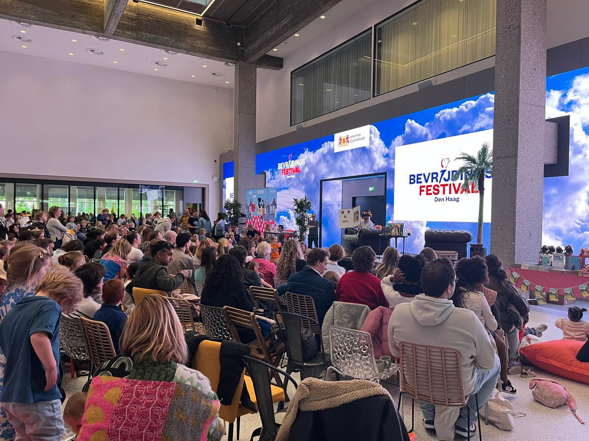 Volle zaal in het Provinciehuis bij Heel Den Haag Leest Feest! 
#Bevrijdingsdag #bevrijdingsfestival #bevrijdingsfestivaldenhaag