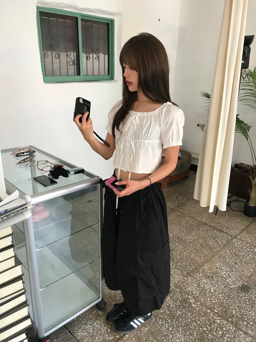 wee_00321's tweet photo. 사실 내 진짜 버뮤다 위시 코디 추구미는...
블라우스에+삼바 신는 거임
이렇게 입고다니고 싶어서 살 빼는중임
현재 9키로 감량 성공했음...🔫

올해는 버뮤다에 블라우스를 꼬옥...고옥... https://t.co/OzordcfaVT