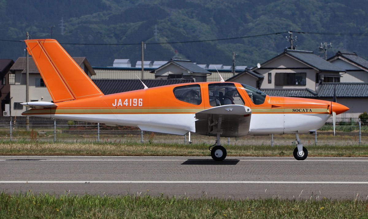 本日の福井空港
オレンジカラーのソカタが飛来
Socata TB-9 Tampico  JA4196