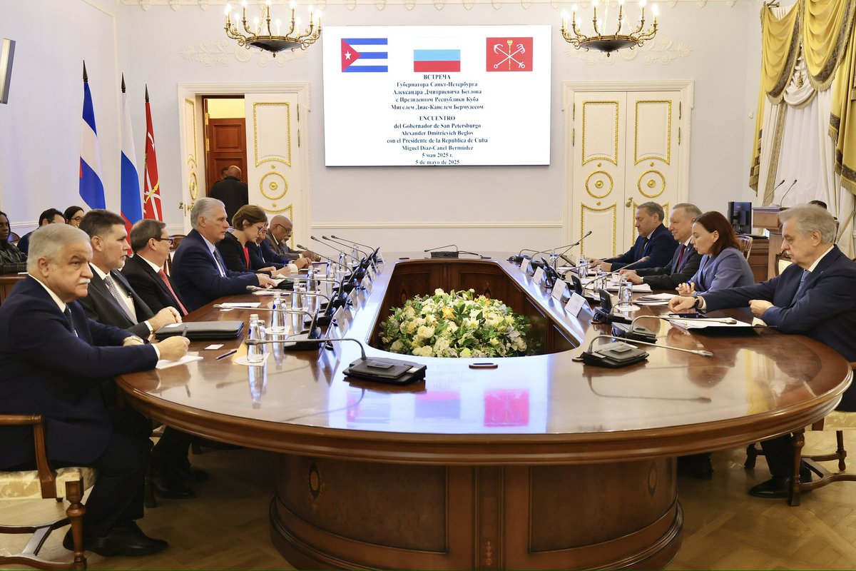 Bruno Rodríguez P (@brunorguezp) on Twitter photo Junto al Presidente <a href="/DiazCanelB/">Miguel Díaz-Canel Bermúdez</a>, participamos en encuentro con Alexander Beglov, Gobernador de San Petersburgo.
Fueron chequeados los avances logrados en materia económico-comercial y cooperación con esa importante e histórica ciudad de #Rusia. Junto al Presidente <a href="/DiazCanelB/">Miguel Díaz-Canel Bermúdez</a>, participamos en encuentro con Alexander Beglov, Gobernador de San Petersburgo.
Fueron chequeados los avances logrados en materia económico-comercial y cooperación con esa importante e histórica ciudad de #Rusia.