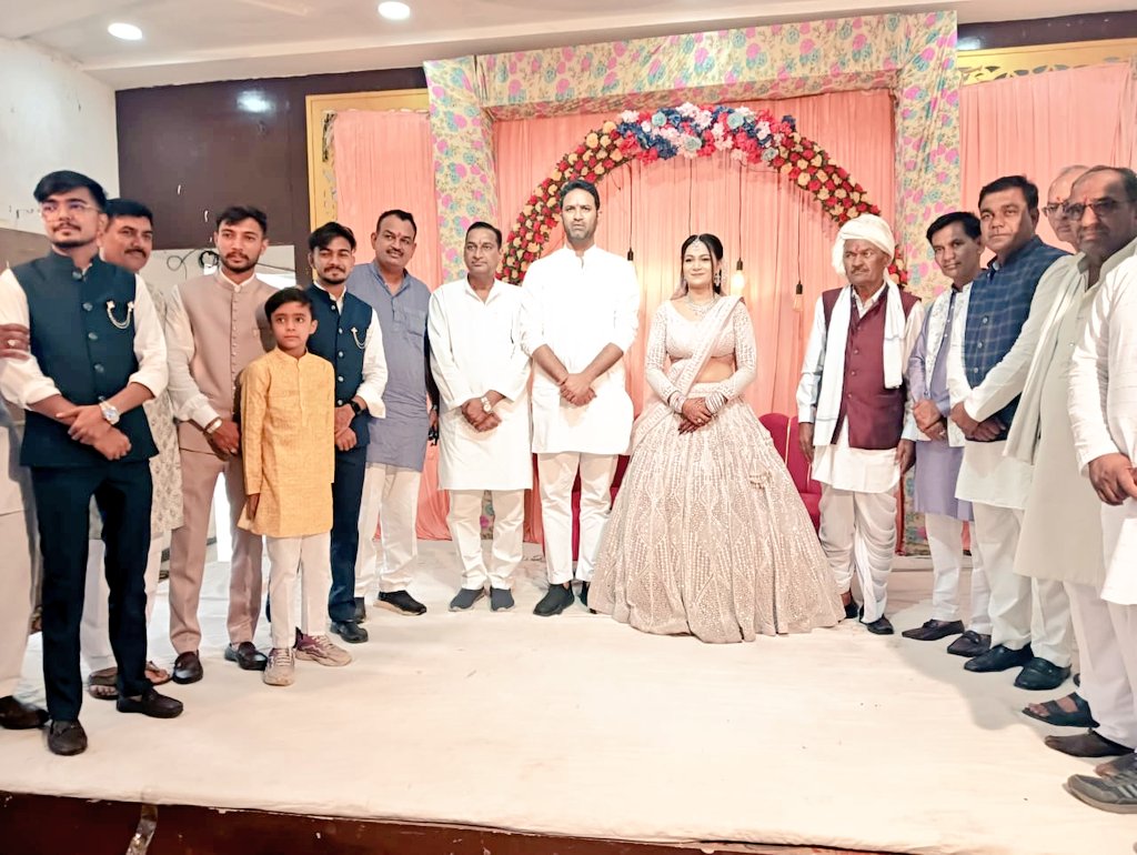 आज सोमवार 5 मई को निर्धारित दौरा कार्यक्रम अंतर्गत आगर मालवा में श्री हीरालाल पटेल जी की सुपुत्री के विवाह समारोह में सम्मिलित होकर परिवारजनों को बधाई एवं शुभकामनाएं प्रेषित की ।