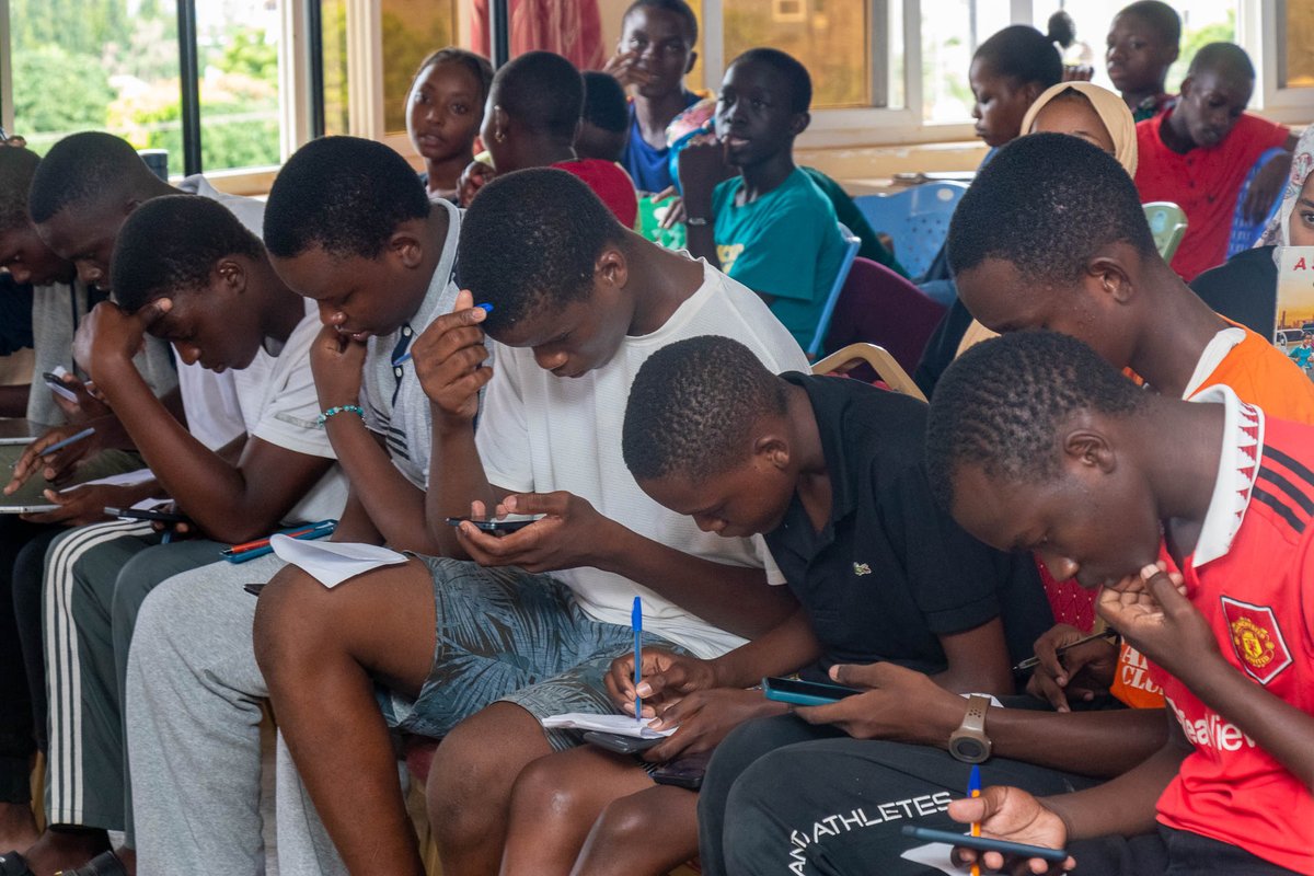 elimu_projects's tweet image. Elimu hosted students for a fun quiz and a practical session on using digital tools like AI to support learning. Great turnout and even better energy! #digitallibrary #readingprogram