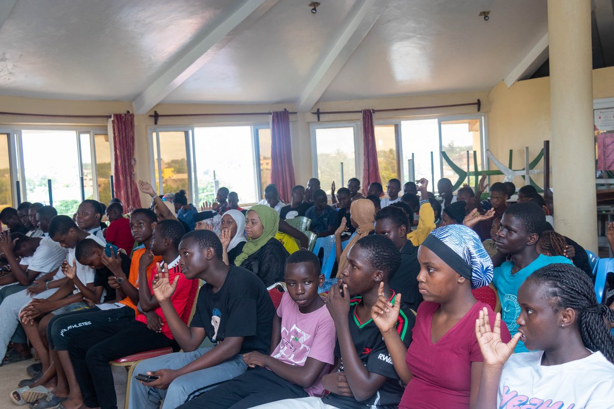 elimu_projects's tweet image. Elimu hosted students for a fun quiz and a practical session on using digital tools like AI to support learning. Great turnout and even better energy! #digitallibrary #readingprogram