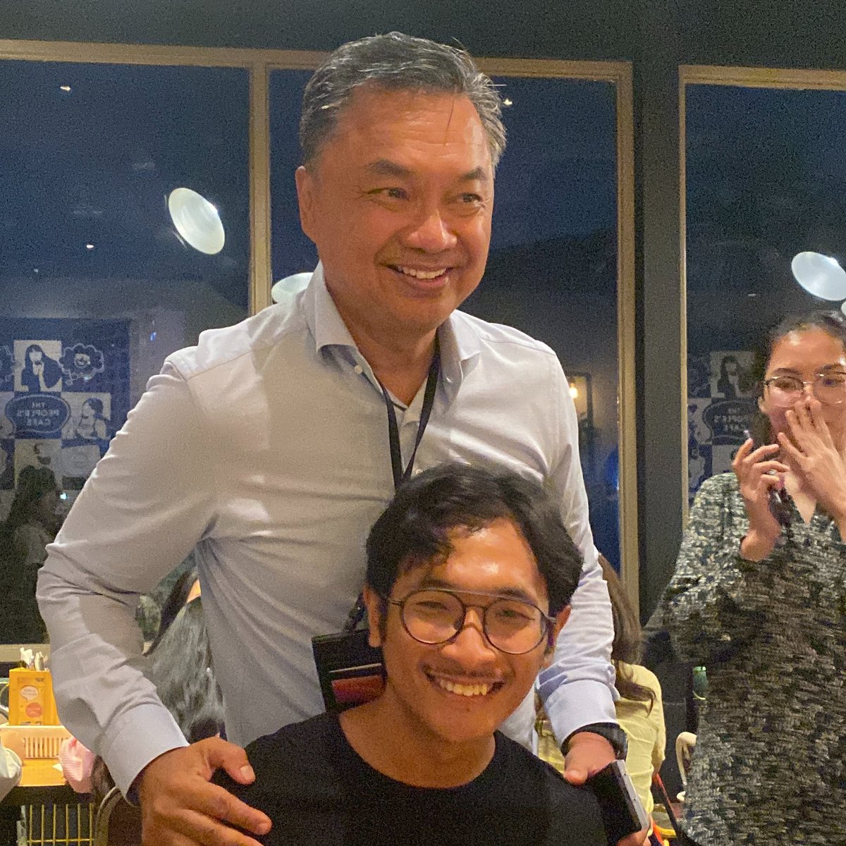 Saya pernah dimarahi Dino Patti Djalal. Sebagai orang Jawa yang kalau salah harus nunduk dan menghindari kontak mata, Pak Dino menepuk pundak saya “Look at my eyes” katanya “I’am not your boss, we’re equal”. Seketika itu juga saya langsung menangis.