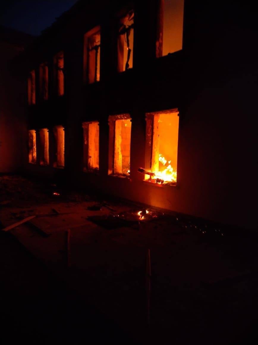 Heard491945's tweet photo. 🇷🇺#RussianForces hit a school in #Dudchany, #Kherson region, with drones last night.
🔥Fire broke out and couldn't be put out due to continued UAV threat.
🏫The school was completely destroyed.
📍#UkraineUnderAttack #WarCrimes #DroneStrike #KhersonAttack https://t.co/ofXWSKxlby
