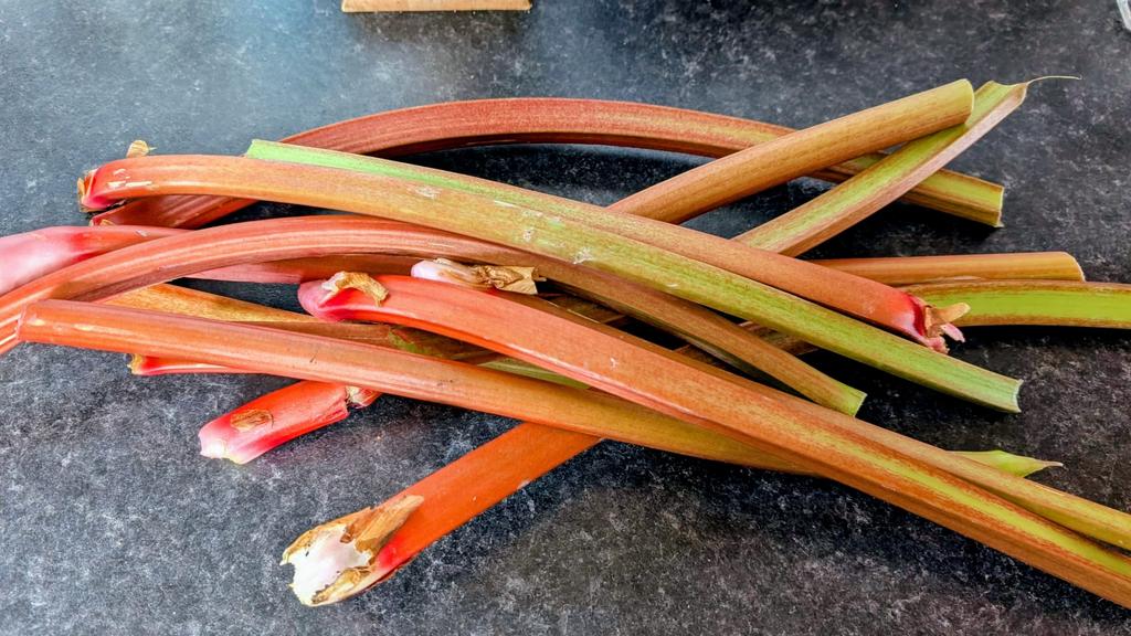 Got to love neighbours that just randomly give you Rhubarb 😊