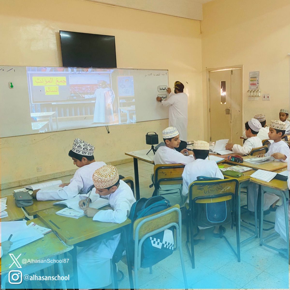 قامت وحدة إشراف اللغة العربية ممثلة  بالمشرف الأول أ. يحيى اليعقوبي ومشرف المادة أ.عبدالله الجابري بتقييم المعلم الأول المنتدب أ. أحمد المعمري. حضر فريق التقييم زيارة صفية قدمها أ. وليد الفارسي بعدها عرض المعلم الأول أهم الأعمال والمبادرات المنفذة خلال الفصل الدراسي الثاني.