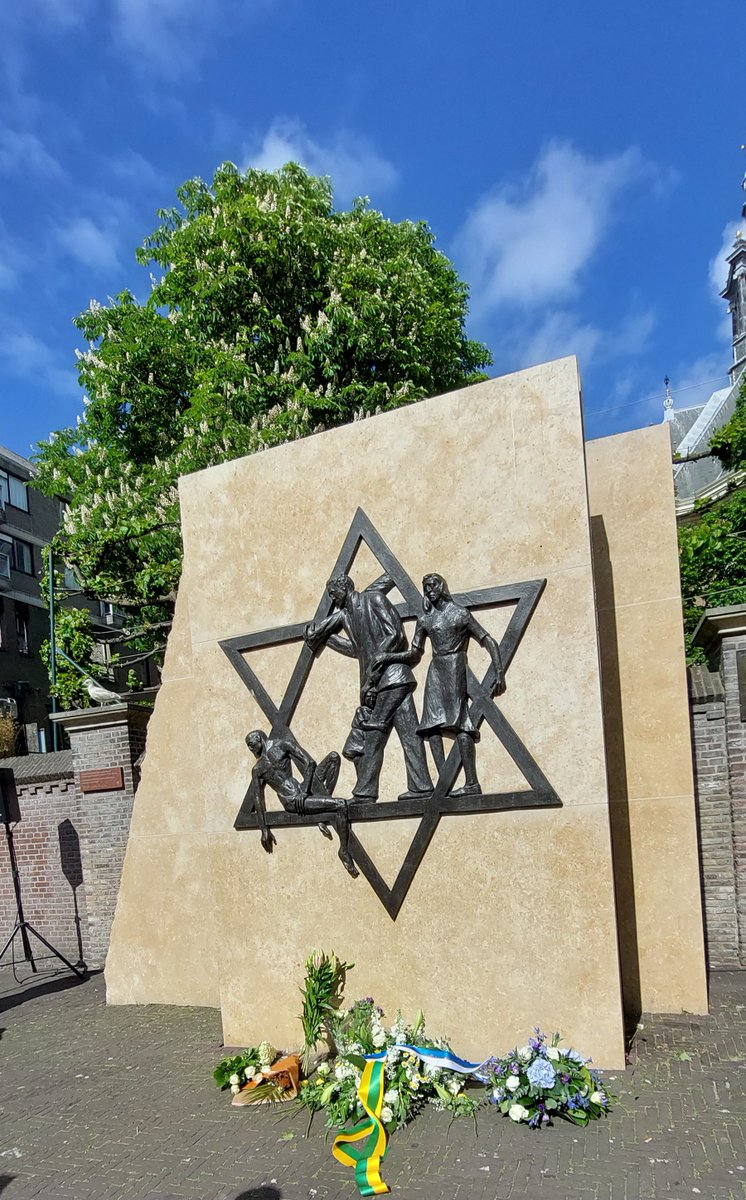 4 mei, herdenking bij het Joods Monument op het Rabbijn Maarsenplein in Den Haag. Indrukwekkende toespraak van wethouder Bredemeijer.  Jizkor/ Kaddish werden uitgesproken door de rabbijnen Shmuel Katzman en Marianne van Praag.