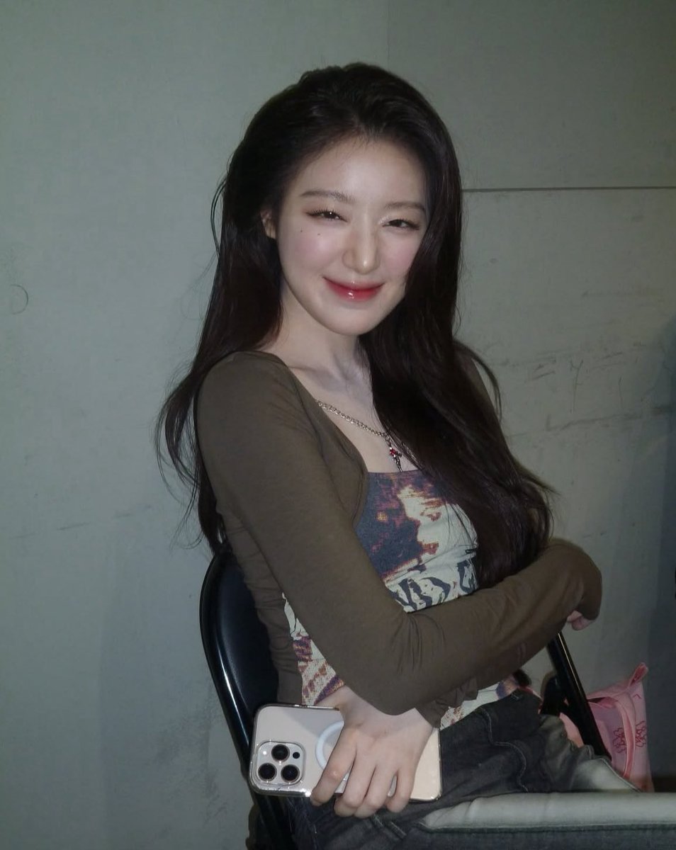 트위터 지웠는데 슈화가 너무 예뻐서 못참고 달려왔어요