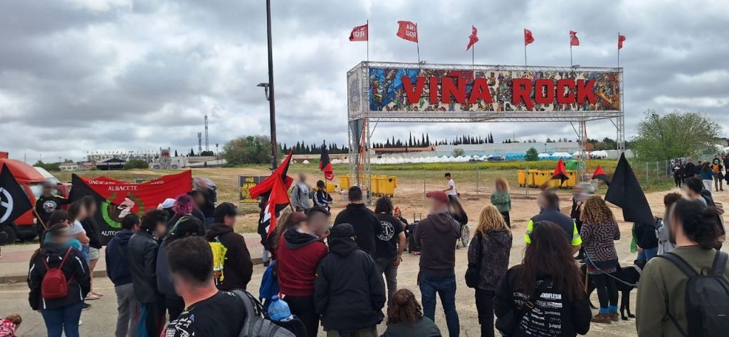 Sare Antifaxista (@antifaxismoa) on Twitter photo Explotación en el Viña Rock
<a href="/Sistema_161/">Sistema 161</a> <a href="/Rockcontraelfa1/">Rockcontraelfascismo</a> <a href="/Antifaxismoa/">Sare Antifaxista</a>
Denuncian las condiciones laborales de las trabajadoras y trabajadores del festival, donde las jornadas superan ampliamente las 12h, donde los relevos son insuficientes, y donde la comida y alojamiento... Explotación en el Viña Rock
<a href="/Sistema_161/">Sistema 161</a> <a href="/Rockcontraelfa1/">Rockcontraelfascismo</a> <a href="/Antifaxismoa/">Sare Antifaxista</a>
Denuncian las condiciones laborales de las trabajadoras y trabajadores del festival, donde las jornadas superan ampliamente las 12h, donde los relevos son insuficientes, y donde la comida y alojamiento...