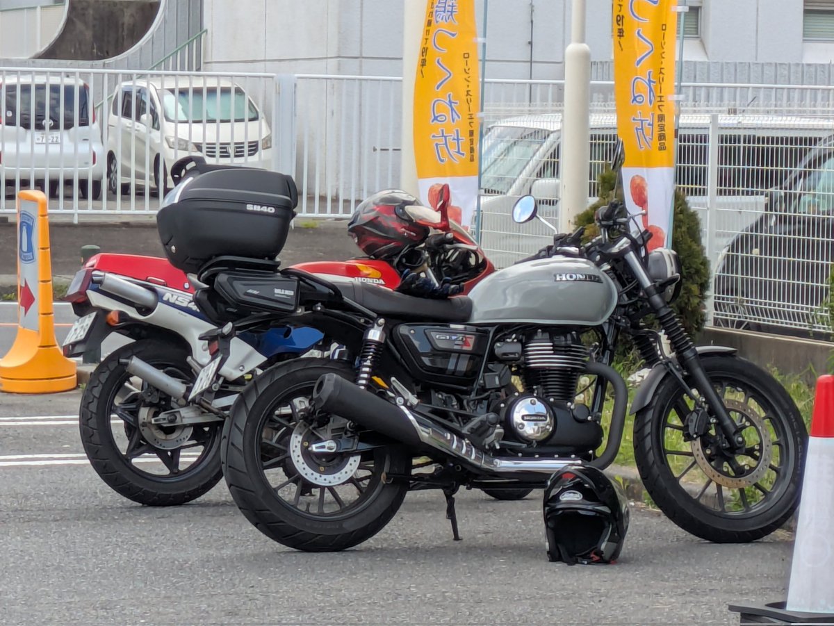 TOMOHARU2017's tweet photo. ホンダGB350S
ホンダNS400R
本日はこの２台で····　
あれ、ホンダCB125？
山梨行ったり、レトロ自販いったり
#ホンダ
#GB350S
#NS400R
#CB125
#レトロ自販機 https://t.co/ZgPRIsQ5gQ