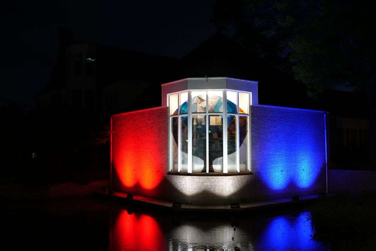 Gemeentehuis in kleuren Nederlandse vlag - debunschoter-online.nl/?p=116695